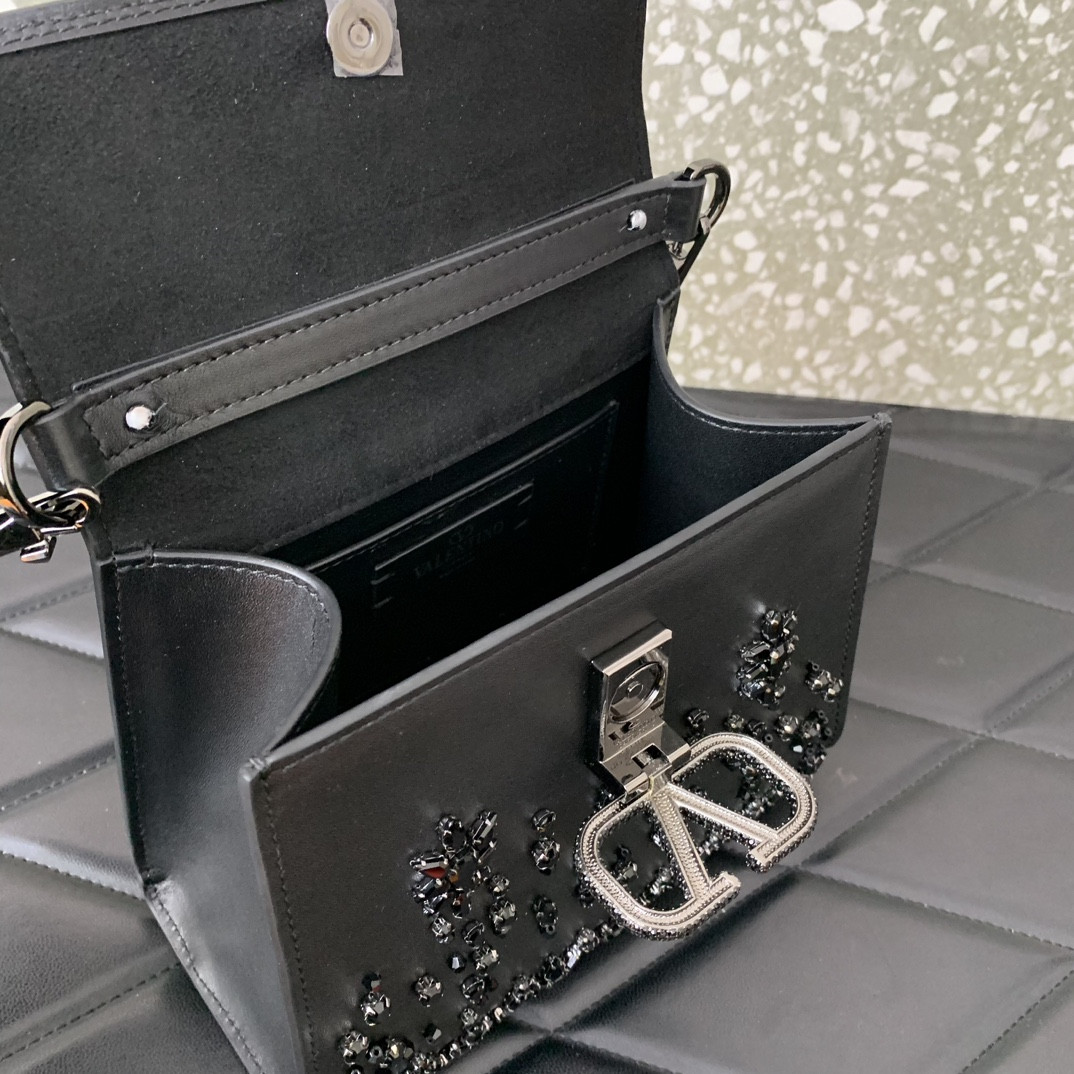 Va1e*ntin0 Garavani Vsling Mini Handbag 19x14x9cm