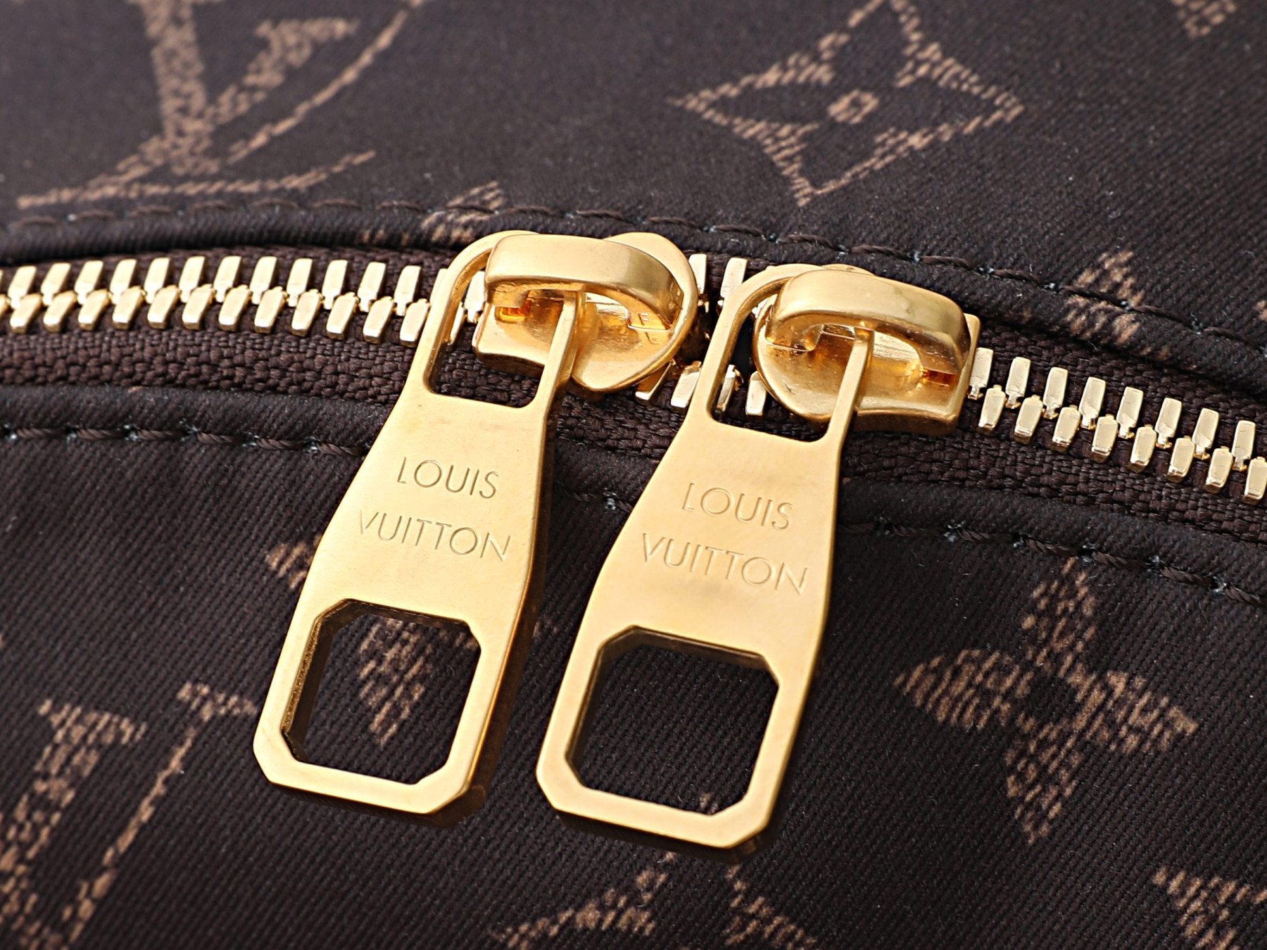 LV Track Backpack MM L0vis Vvtt0n Silk Tech M2A456 34 x 46 x 21 cm