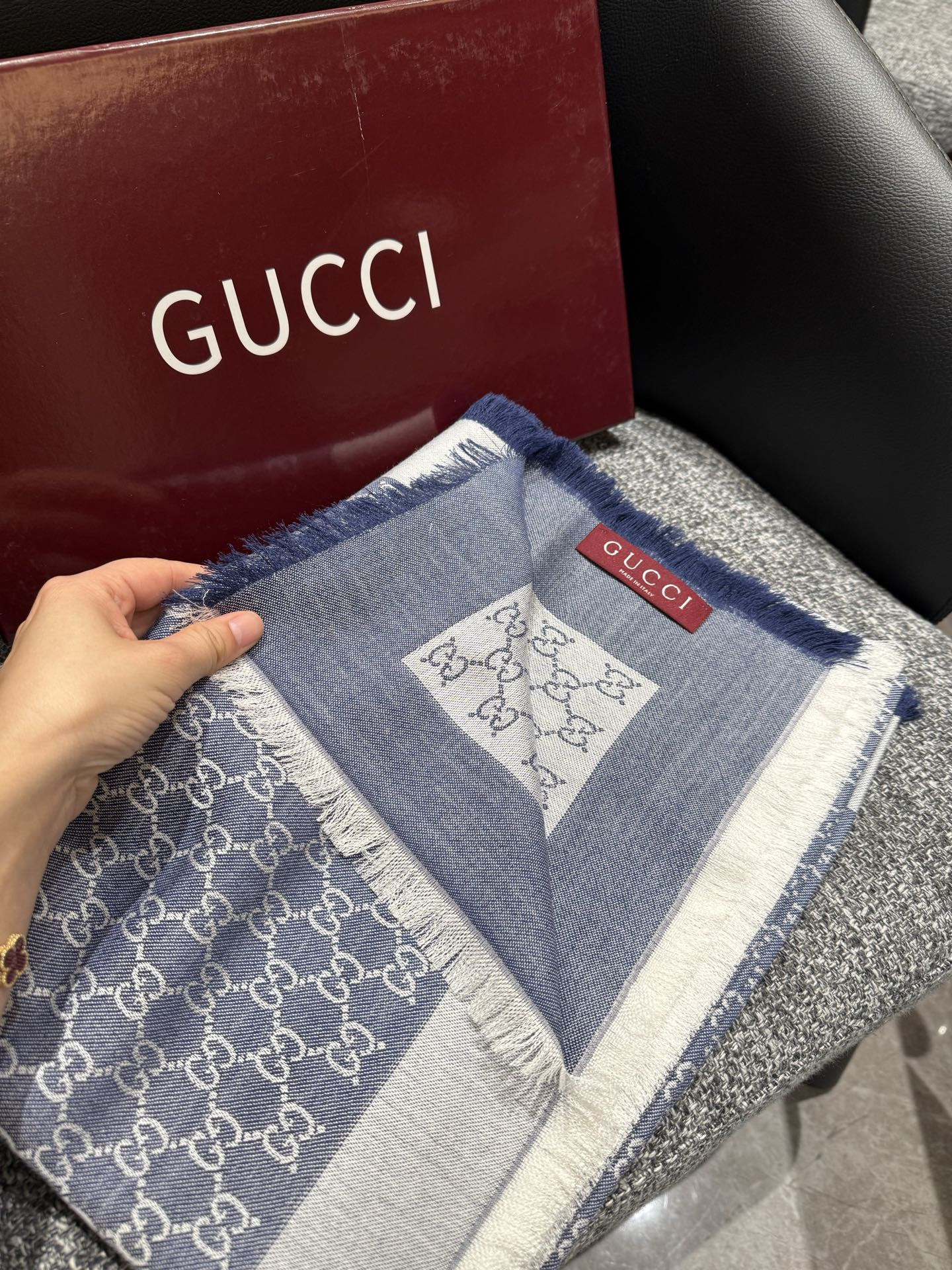 Gvc*1 scarf 140x140cm