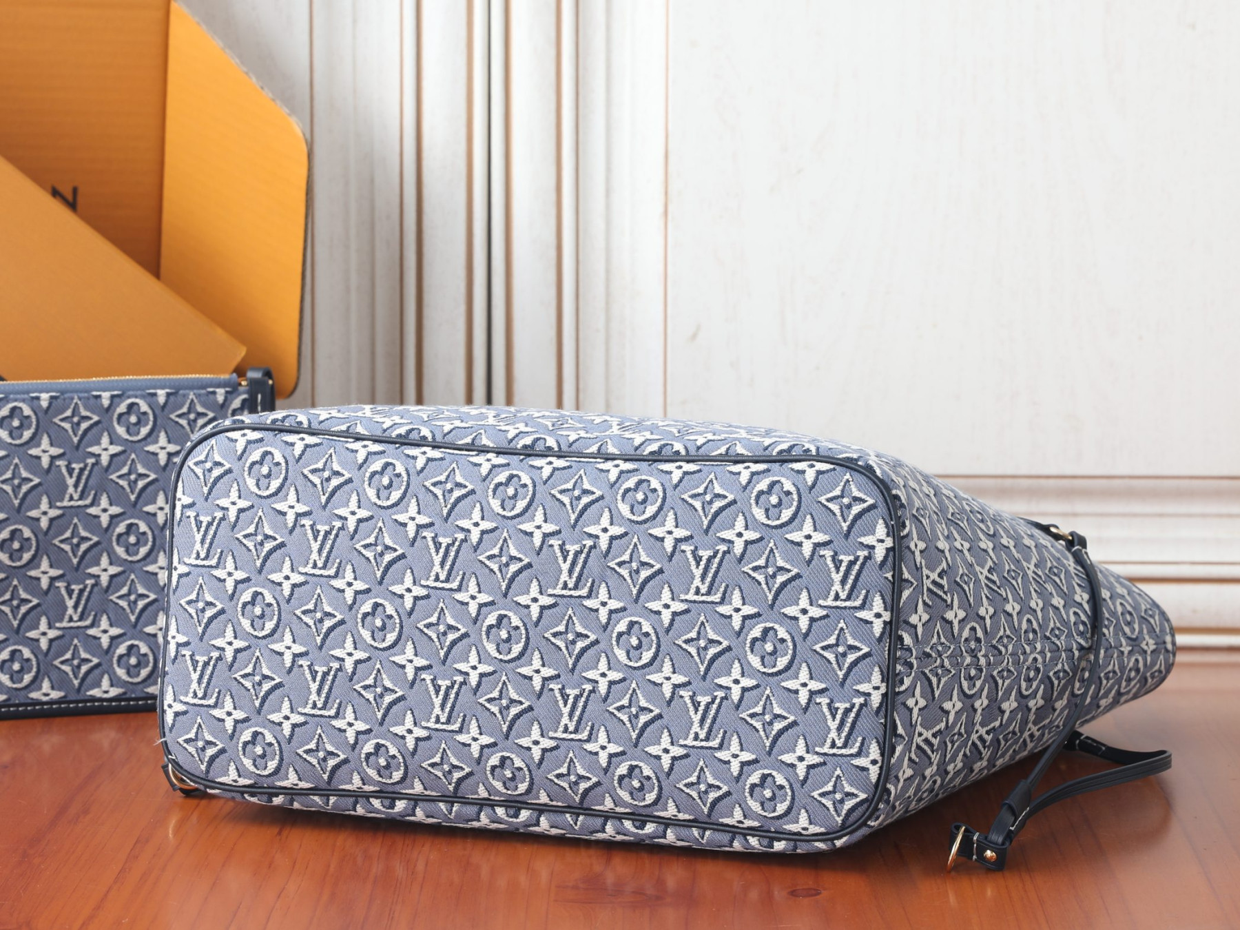 LV Neverfull MM M2A096 47 x 28 x 14 cm Without Box