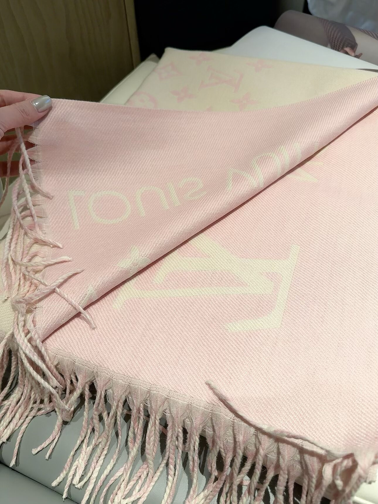 LV scarf