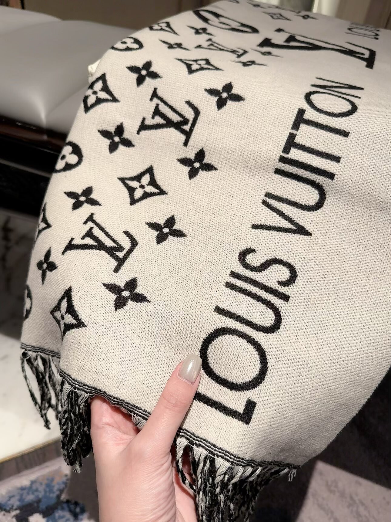 LV scarf